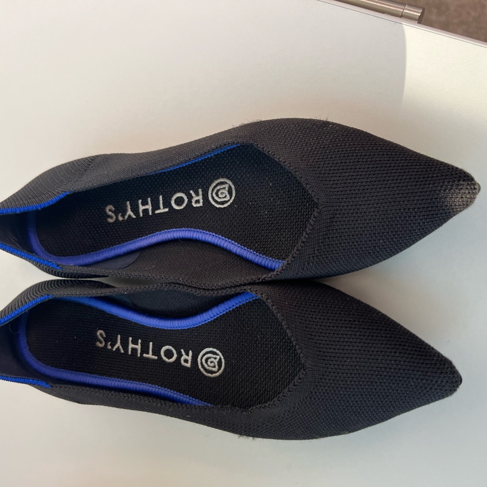 Rothy’s black solid point shoe